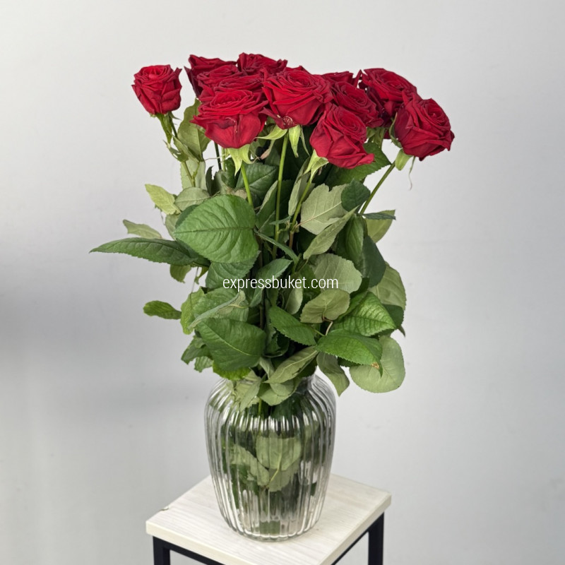 Розы Ред Наоми, 15 шт